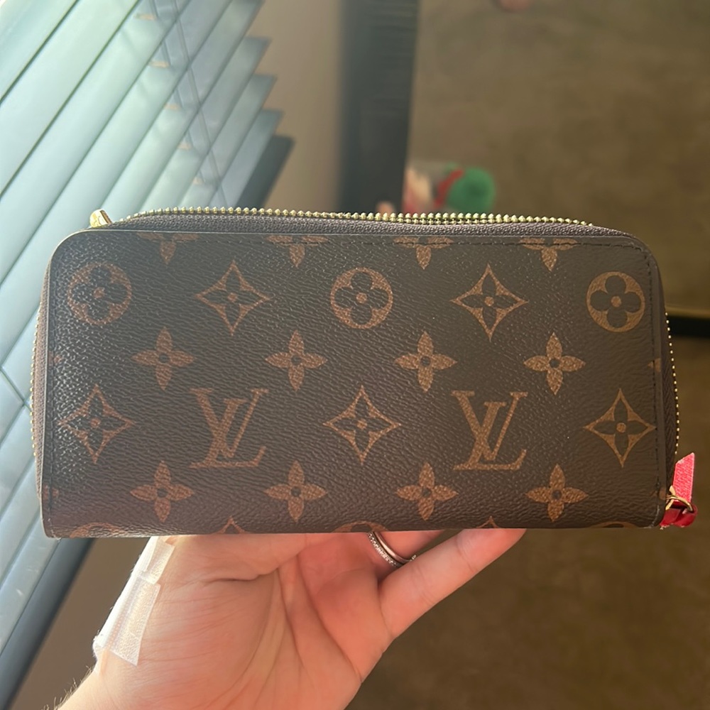 “Lv” Clémence Wallet